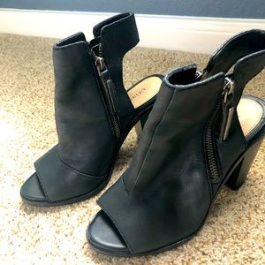 Gianni Bini Black Leather Peekaboo Toe Booties!